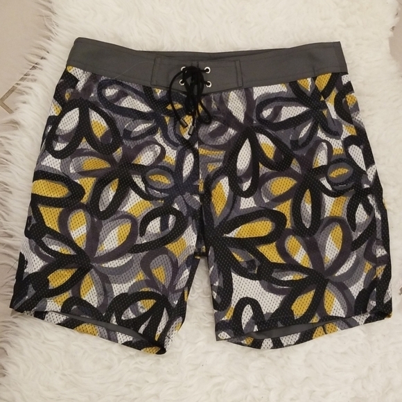 TRINA TURK (MR TURK) Mesh Pattern Board Shorts - Picture 1 of 7